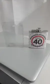Piersiówka z okazji 40 urodzin — ujęcie 2