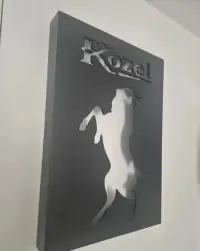 Podświetlany szyld, neon, kozel. — ujęcie 3