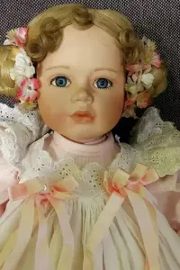 Polecam w bardzo dobrym stanie lalkę porcelanową.Wysoka jakość  wykonania z dbałością o szczegóły. — ujęcie 2