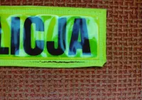 POLICJA naszywka (emblemat) odblaskowa koloru żółtego z napisem Policja koloru czarnego - stary wzór — ujęcie 3