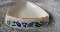 Popielniczka LUBIANA porcelana - kaszubski wzór pomarańczowa obwódka — ujęcie 3