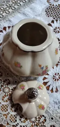 Porcelanowa cukiernica — ujęcie 2