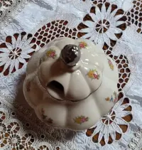 Porcelanowa cukiernica — ujęcie 3
