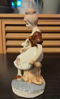 Porcelanowa figurka dziewczyny z ptakiem nieznanej produkcji — ujęcie 2