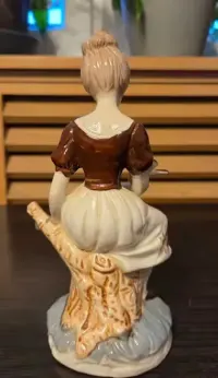 Porcelanowa figurka dziewczyny z ptakiem nieznanej produkcji — ujęcie 3