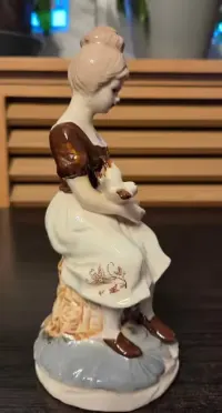Porcelanowa figurka dziewczyny z ptakiem nieznanej produkcji — ujęcie 4