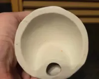 Porcelanowa figurka dziewczyny z ptakiem nieznanej produkcji — ujęcie 5