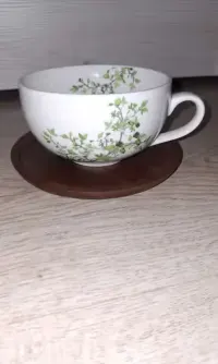 Porcelanowa filiżanka z podstawką z drewna akacjowego Easy Life — ujęcie 4
