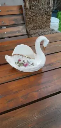 Porcelanowy łabędz — ujęcie 2