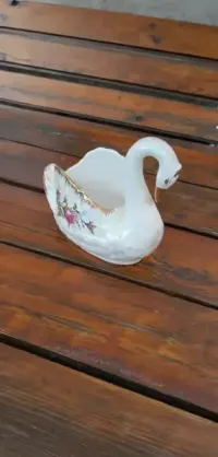 Porcelanowy łabędz — ujęcie 3