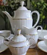 Porcelanowy serwis z żarskiej fabryki - C. & E. Carstens Porzellanfabrik Sorau N.L. — ujęcie 2