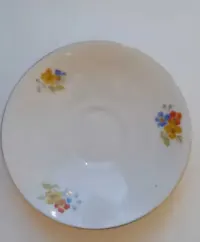 porcelanowy talerzyk — ujęcie 3