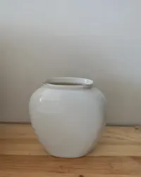 porcelanowy wazon ze złotym rantem vintage — ujęcie 2