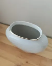 porcelanowy wazon ze złotym rantem vintage — ujęcie 3