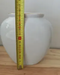 porcelanowy wazon ze złotym rantem vintage — ujęcie 5