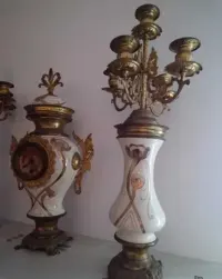 Porcelanowy zegar kominkowy wraz z dwoma świecznikami — ujęcie 3