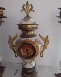 Porcelanowy zegar kominkowy wraz z dwoma świecznikami — ujęcie 4