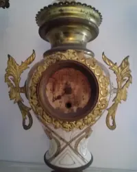 Porcelanowy zegar kominkowy wraz z dwoma świecznikami — ujęcie 5