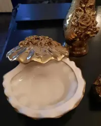 Porcelanowy zestaw w kolorze zlota. Vintage — ujęcie 5