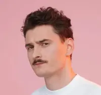 Portret personalizowany ze zdjęcia - rysunek cienkopisem w ramce A4 - wykonanie w 24h — ujęcie 2