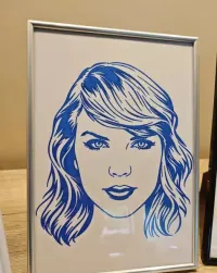 Portret personalizowany ze zdjęcia - rysunek cienkopisem w ramce A4 - wykonanie w 24h — ujęcie 3