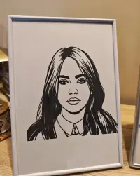Portret personalizowany ze zdjęcia - rysunek cienkopisem w ramce A4 - wykonanie w 24h — ujęcie 5