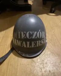 PRL Zabytkowy Hełm MO milicyjny ZOMO milicja obywatelska komunistyczny — ujęcie 2