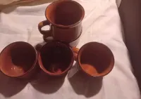 PRL - Zestaw 5 filizanek z porcelitu w tym 3 z podstawkami ,kolor brąz — ujęcie 2