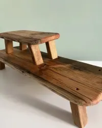Recznie wykonana drewniana półka pod monitor — ujęcie 4