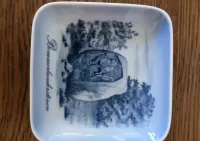 Royal Copenhagen – Porcelanowy talerzyk pamiątkowy „Kamień Bommerlunder” (985-20) — ujęcie 3