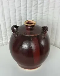 Rustykalny kamionkowy dzban na wino/oliwę — ujęcie 2
