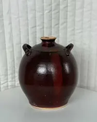 Rustykalny kamionkowy dzban na wino/oliwę — ujęcie 3