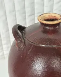 Rustykalny kamionkowy dzban na wino/oliwę — ujęcie 5