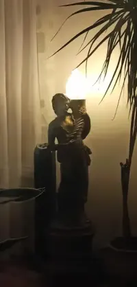Rzeźba lampa w stylu antycznym — ujęcie 2