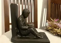 Rzezba z brazu . Ogranicznik ksiazek — ujęcie 2