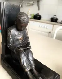 Rzezba z brazu . Ogranicznik ksiazek — ujęcie 5