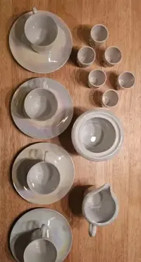 Serwis z porcelany Ćmielów Perłowy PRL i kieliszki z ZSRR — ujęcie 2