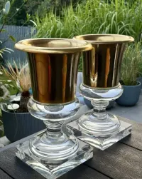 Spektakularna Para Wazonów Amfor Hollywood Regency Włochy Lata 70. Unikat Mosiądz i Grube Szkło Akrylowe Lucite Plexi Vintage Design Premium Klasyk — ujęcie 2