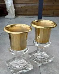 Spektakularna Para Wazonów Amfor Hollywood Regency Włochy Lata 70. Unikat Mosiądz i Grube Szkło Akrylowe Lucite Plexi Vintage Design Premium Klasyk — ujęcie 3