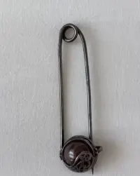 Srebrna brosza PRL – agat, 7,5 cm, próba 800, sygnatura „R” (Rytył?) — ujęcie 2