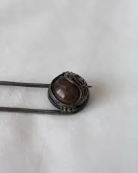 Srebrna brosza PRL – agat, 7,5 cm, próba 800, sygnatura „R” (Rytył?) — ujęcie 4