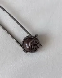 Srebrna brosza PRL – agat, 7,5 cm, próba 800, sygnatura „R” (Rytył?) — ujęcie 5