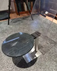 Stand reklamowy z kamienną podstawką — ujęcie 4
