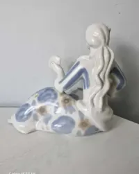 Stara figurka porcelana sygnowana C100 Dama z wachlarzem — ujęcie 2