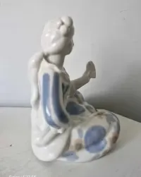 Stara figurka porcelana sygnowana C100 Dama z wachlarzem — ujęcie 3