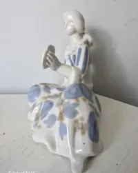 Stara figurka porcelana sygnowana C100 Dama z wachlarzem — ujęcie 4
