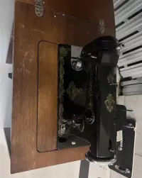 Stara maszyna do szycia ŁUCZNIK w szafce retro vintage PRL z napędem — ujęcie 3