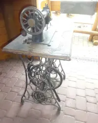 stara maszyna do szycia SINGER — ujęcie 2