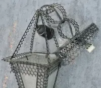 Stara metalowa lampa z czasów PRL - retro — ujęcie 3