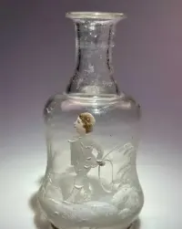 Stara miniaturowa karafka / flakonik Mary Gregory  ok. 1900 r. Antyk Hand Blow wys  ok 11 cm — ujęcie 5